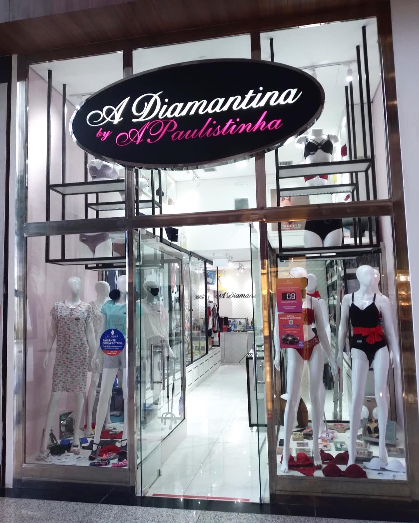 Letreiro aceso de uma loja A Diamantina em um shopping, com a assinatura A Diamantina by A Paulistinha.
