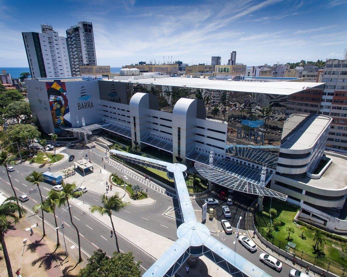 Fachada do Shopping Barra, o shopping onde fica a loja.